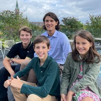 Empat cucu Ratu Margrethe, Nikolai, Felix, Henrik, dan Athena tidak lagi disebut sebagai His atau Her Highness mulai 1 Januari 2023. Sang ratu mengambil keputusan tersebut dengan harapan keempat saudara ini bisa membentuk hidup mereka tanpa merasa dibatasi dengan tugas atau aturan kerajaan yang formal.Foto: Instagram