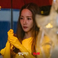 Dan dalam drama Korea terbarunya Love In Contract yang sedang tayang. Park Min Young kehilangan lebih banyak berat badan. Sejumlah netizen Korea pun menyayangkan perubahan pada bagian pipinya. Foto: Instagram
