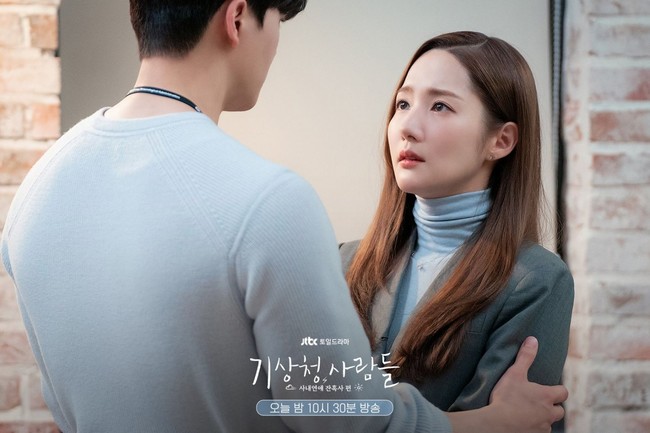 Perubahan drastis Park Min Young terlihat jelas tahun ini saat membintangi drama Korea Forecasting Love and Weather bersama Song Kang. Banyak yang menyorot pipi tirusnya hingga disebut terlalu tua jika disandingkan dengan sang aktor. Foto: Instagram