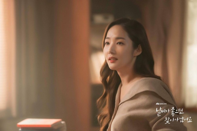 Namun penurunan berat badannya mulai terlihat saat membintangi drama Korea When The Weather Is Fine pada 2020. Foto: Instagram