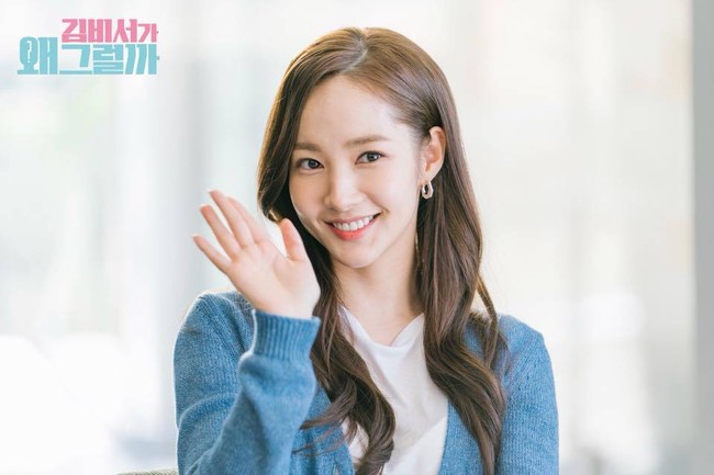 Lemak di pipinya masih terlihat saat tersenyum. Park Min Young dianggap memiliki berat badan paling ideal saat membintangi drama komedi romantis itu. Foto: Instagram