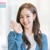 Lemak di pipinya masih terlihat saat tersenyum. Park Min Young dianggap memiliki berat badan paling ideal saat membintangi drama komedi romantis itu. Foto: Instagram