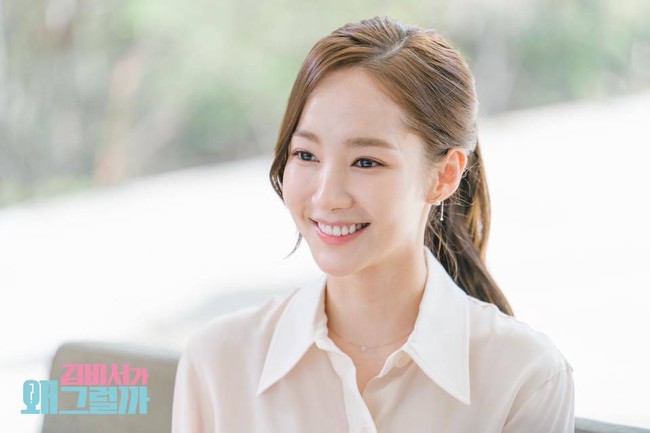 Netizen Korea baru-baru ini menyorot penampilan Park Min Young yang mengalami penurunan berat badan secara drastis. Sang aktris dinilai paling cantik saat membintangi drama Korea What’s Wrong With Secretary Kim pada 2018 lalu. Foto: Instagram