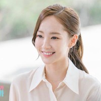 Netizen Korea baru-baru ini menyorot penampilan Park Min Young yang mengalami penurunan berat badan secara drastis. Sang aktris dinilai paling cantik saat membintangi drama Korea What’s Wrong With Secretary Kim pada 2018 lalu. Foto: Instagram