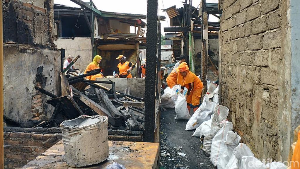 Pasukan Oranye Bersihkan Sampah Sisa Kebakaran Cikini