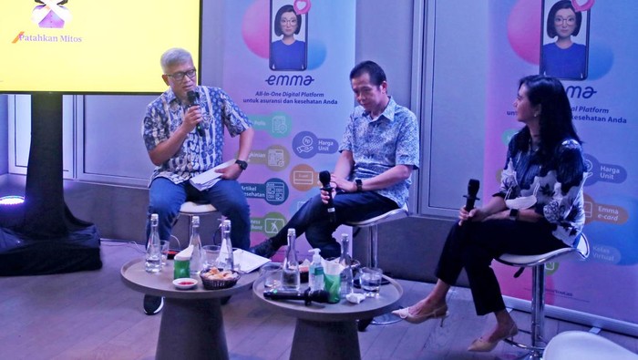 Presiden Direktur PT AXA Mandiri Financial Services (AXA Mandiri) Handojo G. Kusuma (tengah) berbincang bersama Direktur Kepatuhan Rudy Kamdani (kiri) dan Spesialis Gizi Klinik dr Cindiawaty J Pudjiadi (kanan) saat acara edukasi kesehatan di Jakarta, Kamis (29/9/2022). Melalui edukasi kesehatan bertajuk #PatahkanMitos ini AXA Mandiri mendorong masyarakat meninjau ulang informasi yang beredar dan memberikan informasi lebih jauh tentang Emma dari AXA Mandiri sebagai layanan asuransi dan kesehatan digital satu pintu untuk mendukung kesehatan dan kesejahteraan nasabah serta keluarga.
