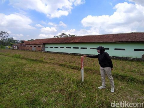 Patok projek tol Jogja-Bawen di SDN Mejing 2, Desa Mejing, Kecamatan Candimulyo, Kabupaten Magelang, Kamis (29/9/2022).