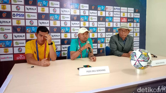 Pelatih PSDS Deli Serdang, Susanto (tengah) saat konferensi pers jelang laga lawan Semen Padang FC.