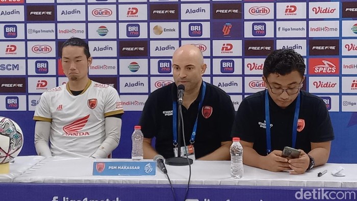 Pelatih PSM Makassar Benardo Tavares dan Gelandang PSM, Kenzo Nambu, saat konferensi pers di Stadion Manahan Solo, Kamis (29/9/2022).