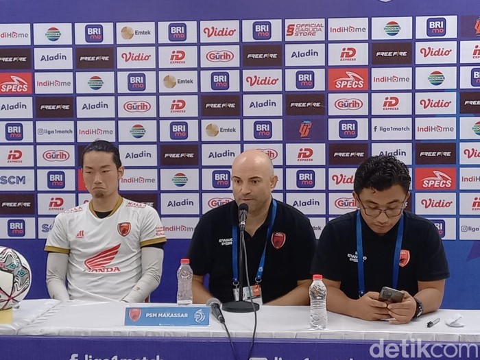Pelatih PSM Makassar Benardo Tavares dan Gelandang PSM, Kenzo Nambu, saat konferensi pers di Stadion Manahan Solo, Kamis (29/9/2022).