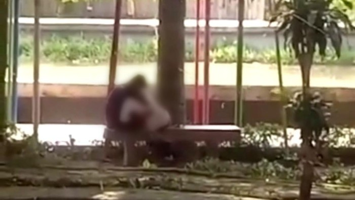 Penampakan sejoli mesum di Taman FIrdaus, Pinrang. Tak jauh dari keduanya juga ada sejoli lain yang sedang mesum.