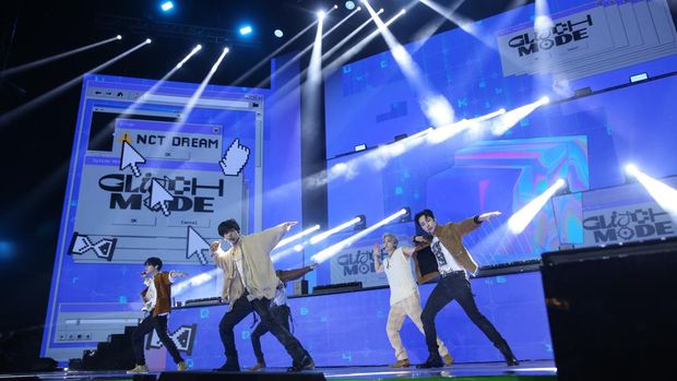 Penampilan NCT Dream dalam acara  Korean Wave 2022 di Mall Trans Studio Cibubur, Rabu (28/9/2022). (dok Trans TV)