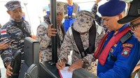 Penandatanganan serah terima antar Agensi Penguatkuasaan Maritim Malaysia (APMM) (baju warna abu-abu) dengan Polairud Polres Karimun (baju biru). Poldairud menjemput langsung 2 nelayan asal Karimun yang terdampar di Malaysia. (Foto: Istimewa)