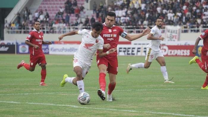 Penyerang PSM Makassar Ricky Pratama berduel dengan kapten Persis Solo Fabiano Beltrame