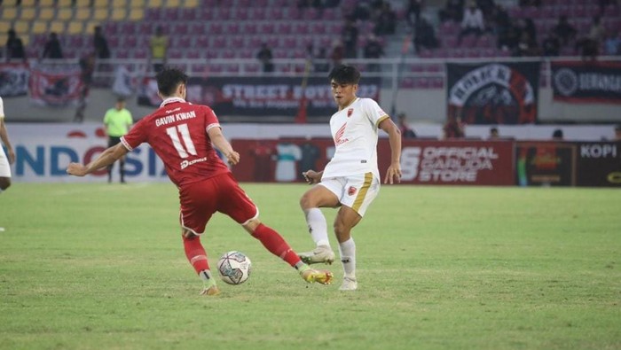 Pemain PSM Makassar Rizky Eka Pratama mencoba melewati pemain Persis Solo Gavin Kwan Adsit