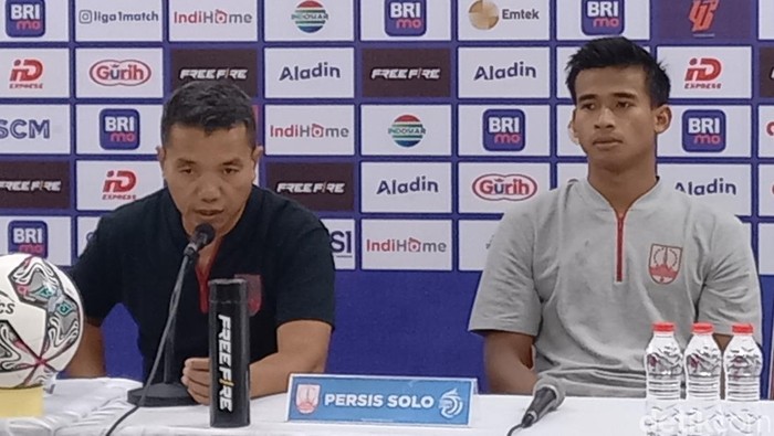 Caretaker Persis Solo, Rasiman dan Winger Persis Solo, Irfan Jauhari saat saat konfrensi pers di Stadion Manahan Solo, Kamis (29/9/2022)