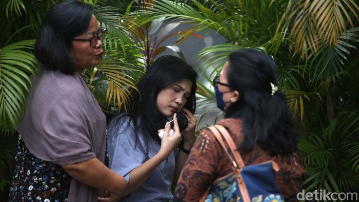 Kekasih Brigadir J, Vera Simanjuntak, hadir dalam konferensi pers tim kuasa hukum Brigadir J. Dia berharap para tersangka kasus pembunuhan Yosua dihukum seadil-adilnya.