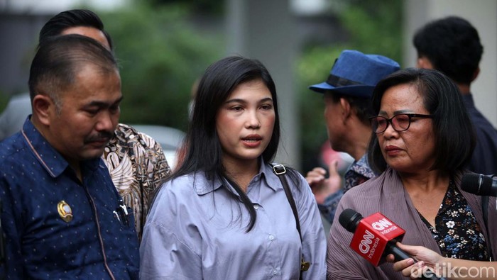 Kekasih Brigadir J, Vera Simanjuntak, hadir dalam konferensi pers tim kuasa hukum Brigadir J. Dia berharap para tersangka kasus pembunuhan Yosua dihukum seadil-adilnya.