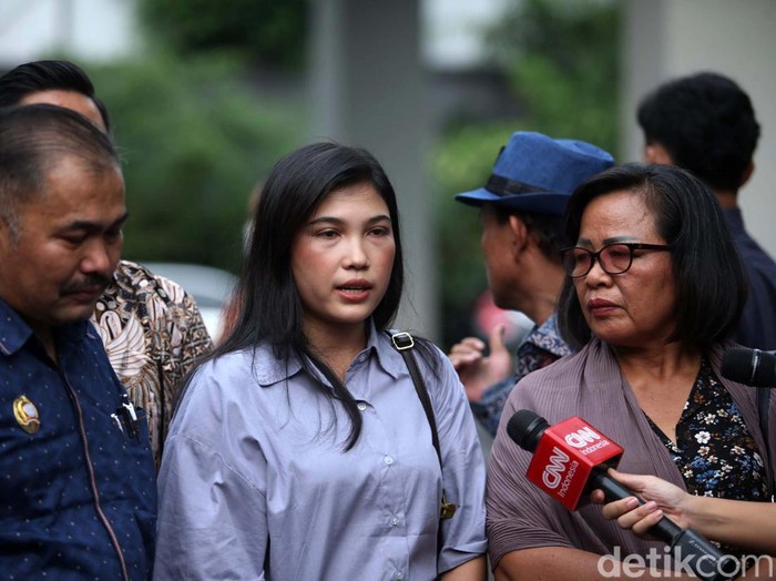 Kekasih Brigadir J, Vera Simanjuntak, hadir dalam konferensi pers tim kuasa hukum Brigadir J. Dia berharap para tersangka kasus pembunuhan Yosua dihukum seadil-adilnya.
