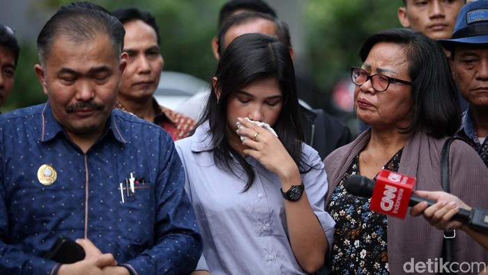 Kekasih Brigadir J, Vera Simanjuntak, hadir dalam konferensi pers tim kuasa hukum Brigadir J. Dia berharap para tersangka kasus pembunuhan Yosua dihukum seadil-adilnya.