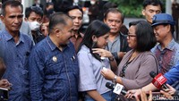 Selain Vera, ayah Brigadir J, Samuel Hutabarat, dan ibunda Brigadir J, Rosti Simanjuntak, juga hadir.