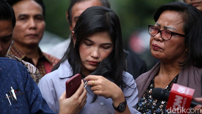 Kekasih Brigadir J, Vera Simanjuntak, hadir dalam konferensi pers tim kuasa hukum Brigadir J. Dia berharap para tersangka kasus pembunuhan Yosua dihukum seadil-adilnya.