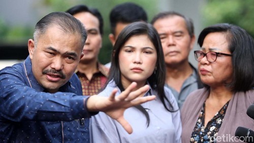 Kekasih Brigadir J, Vera Simanjuntak, hadir dalam konferensi pers tim kuasa hukum Brigadir J. Dia berharap para tersangka kasus pembunuhan Yosua dihukum seadil-adilnya.