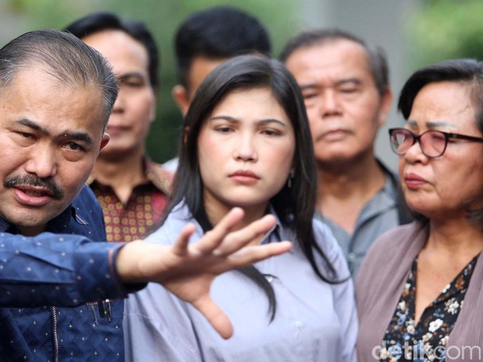 Kekasih Brigadir J, Vera Simanjuntak, hadir dalam konferensi pers tim kuasa hukum Brigadir J. Dia berharap para tersangka kasus pembunuhan Yosua dihukum seadil-adilnya.