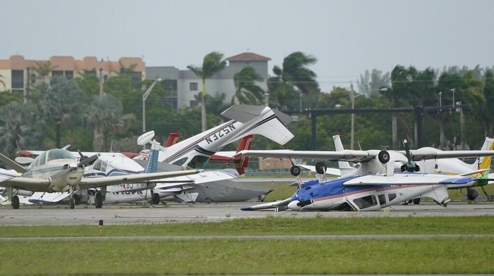 Pesawat-pesawat di Florida AS Jungkir Balik Tersapu Badai An airplane overturned by a likely tornado produced by the outer bands of Hurricane Ian is shown, Wednesday, Sept. 28, 2022, at North Perry Airport in Pembroke Pines, Fla. Hurricane Ian rapidly intensified as it neared landfall along Florida's southwest coast Wednesday morning, gaining top winds of 155 mph (250 kph), just shy of the most dangerous Category 5 status. (AP Photo/Wilfredo Lee)