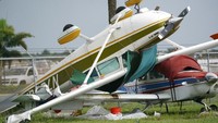 Sebuah pesawat terbalik di Bandara Perry Utara di Pembroke Pines, Florida, Amerika Serikat, Rabu (28/9/2022) waktu setempat.  