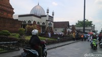 Denny mengatakan cerita tentang Rajah Kolocokro masih ditakuti para pejabat hingga sekarang. Denny mengatakan banyak pejabat level tinggi yang tidak pernah ke Masjid, Menara, Makam Sunan Kudus. Foto: Dian Utoro Aji/detikJateng