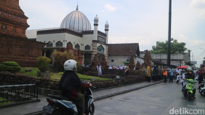 Pintu masuk ke Masjid, Menara, dan Makam Sunan Kudus, Kamis (29/9/2022).