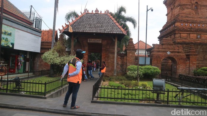 Pintu masuk ke Masjid, Menara, dan Makam Sunan Kudus, Kamis (29/9/2022).