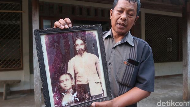 Pj Dukuh Gedaren I, Guritno, menunjukkan foto orang tua Kolonel Inf. (Anumerta) Sugiyono, Kamis (29/9/2022).
