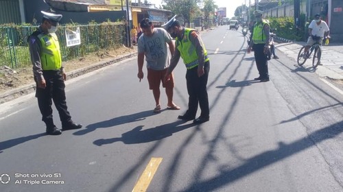 Polisi saat melakukan olah TKP kecelakaan adu jangkrik di Jalan Raya Singaraja - Seririt, Kelurahan Pemaron, Kecamatan Buleleng, Kabupaten Buleleng, Bali, Kamis (29/9/2022).