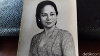 Potret nyonya Jawa yang di miliki Ronny berdimensi 13,5 cm × 8,5 cm dengan kertas photo merek Agfa dan bertinta hitam putih. Nampak usang memang namun potret tersebut tetap menawan. Foto: Ria Aldila Putri/detikJateng