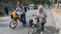 Uniknya ada yang kabur dengan menggowes sepeda dari Rusia ke Georgia. (REUTERS/Irakli Gedenidze)