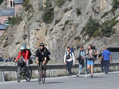 Warga Rusia Ramai-ramai Gowes Sepeda Tinggalkan Negaranya