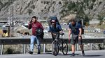 Warga Rusia Ramai-ramai Gowes Sepeda Tinggalkan Negaranya
