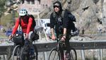 Warga Rusia Ramai-ramai Gowes Sepeda Tinggalkan Negaranya