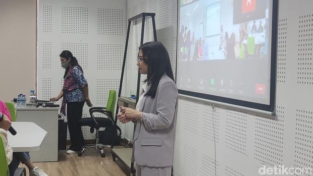 Prilly Latuconsina jadi dosen di UGM. Prilly mengajar di Fisipol UGM sebagai dosen praktisi dengan mata kuliah Kajian Selebritas, Kamis (29/9/2022).
