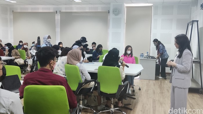 Prilly Latuconsina jadi dosen di UGM. Prilly mengajar di Fisipol UGM sebagai dosen praktisi dengan mata kuliah Kajian Selebritas, Kamis (29/9/2022).