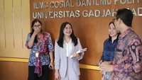 Prilly mengajar dengan mengenakan pakaian blazer warna abu-abu dan celana kain abu-abu. Dia nampak luwes menjadi seorang dosen di dalam kelas. Foto: dok Humas UGM