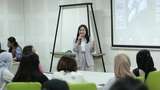 Intip 7 Gaya Prilly Latuconsina saat Ngajar Kajian Selebritas di UGM