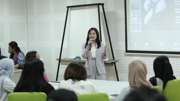 Intip 7 Gaya Prilly Latuconsina saat Ngajar Kajian Selebritas di UGM