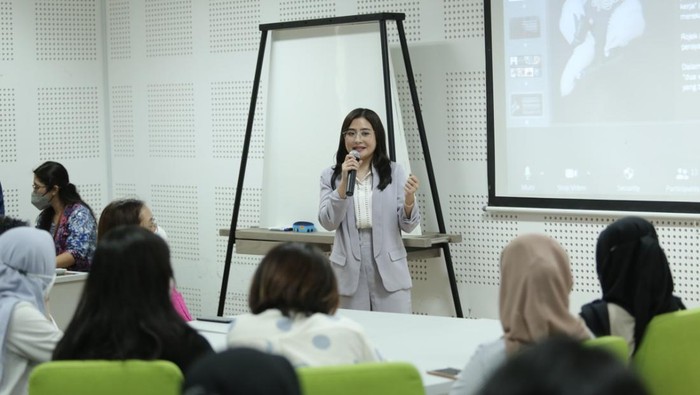 Prilly Latuconsina jadi dosen tamu di Fisipol UGM, Kamis (29/9/2022).