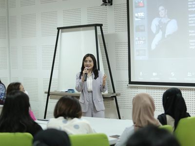Intip 7 Gaya Prilly Latuconsina saat Ngajar Kajian Selebritas di UGM