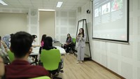 Abygail, mahasiswa Ilmu Komunikasi UGM semester 5, menuturkan bahwa banyak sudut pandang baru yang ia peroleh dari kelas Prilly. Terlebih, materi Kajian Selebritas relevan dengan figur Prilly Latuconsina.Senang banget karena dapat banyak insight baru yang enggak kita dapetin dari dosen-dosen biasa, karena beliau juga membawa pengalaman dia sebagai profesional gitu, kan, ucapnya. Foto: dok Humas UGM