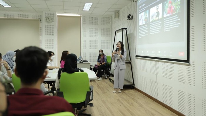 Prilly Latuconsina jadi dosen tamu di Fisipol UGM, Kamis (29/9/2022). Prilly Latuconsina jadi dosen tamu di Fisipol UGM, Kamis (29/9/2022).