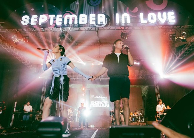 Melalui akun Instagramnya masing-masing, Rizky dan Mahalini memang kerap membagikan momen kebersamaan keduanya. Memiliki profesi yang sama, keduanya pun sering manggung bersama. Foto: Instagram/@rizkyfbian